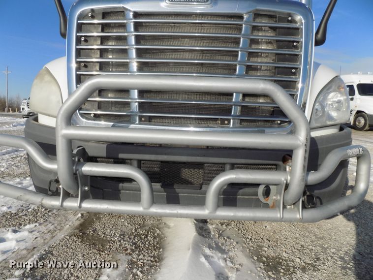 image for item DG2502 2010 Freightliner Cascadia semi truck