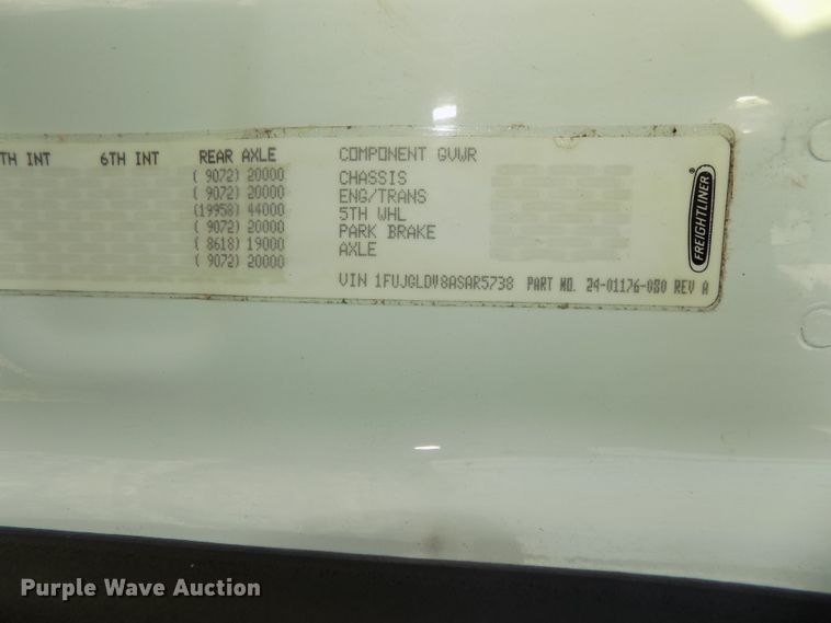 image for item DG2502 2010 Freightliner Cascadia semi truck