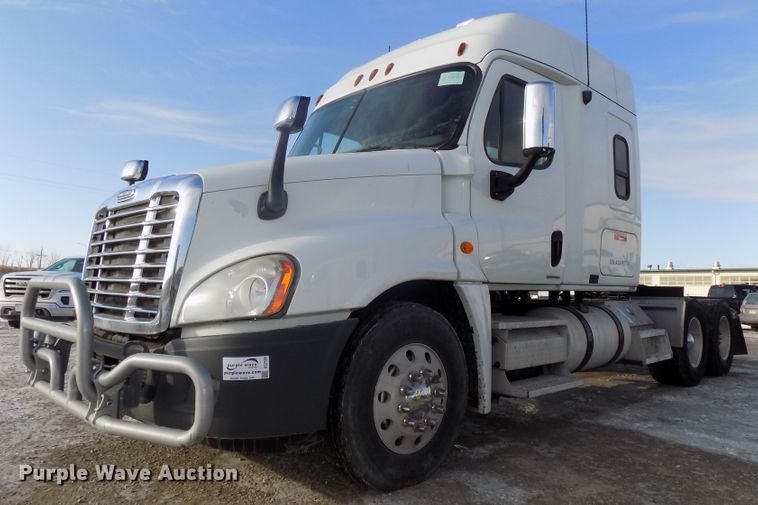 image for item DG2503 2010 Freightliner Cascadia semi truck