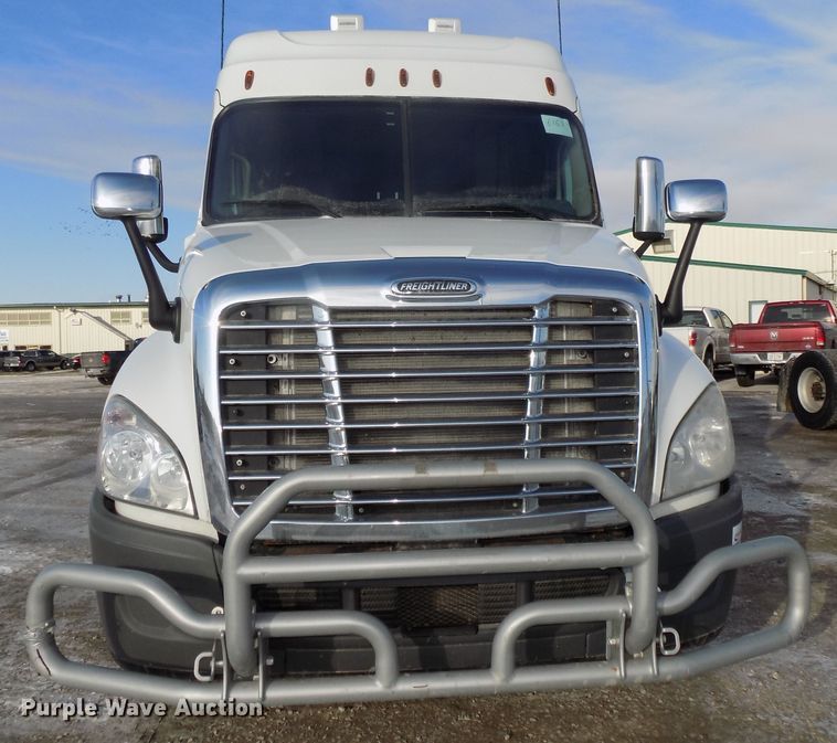 image for item DG2503 2010 Freightliner Cascadia semi truck