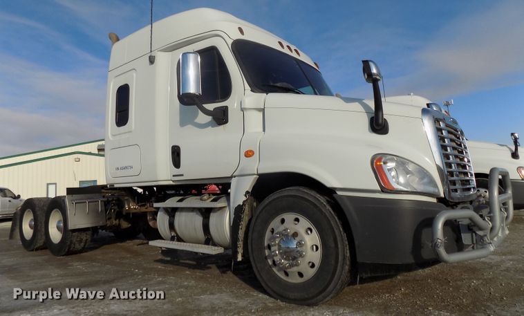 image for item DG2503 2010 Freightliner Cascadia semi truck