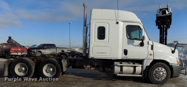 image for item DG2503 2010 Freightliner Cascadia semi truck