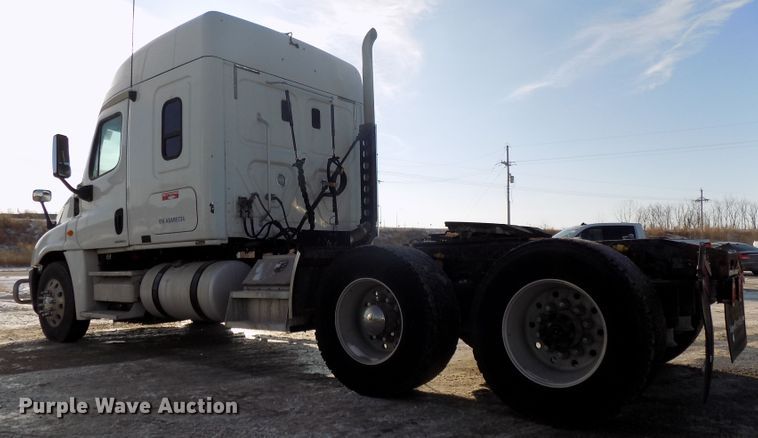 image for item DG2503 2010 Freightliner Cascadia semi truck