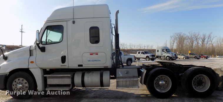 image for item DG2503 2010 Freightliner Cascadia semi truck