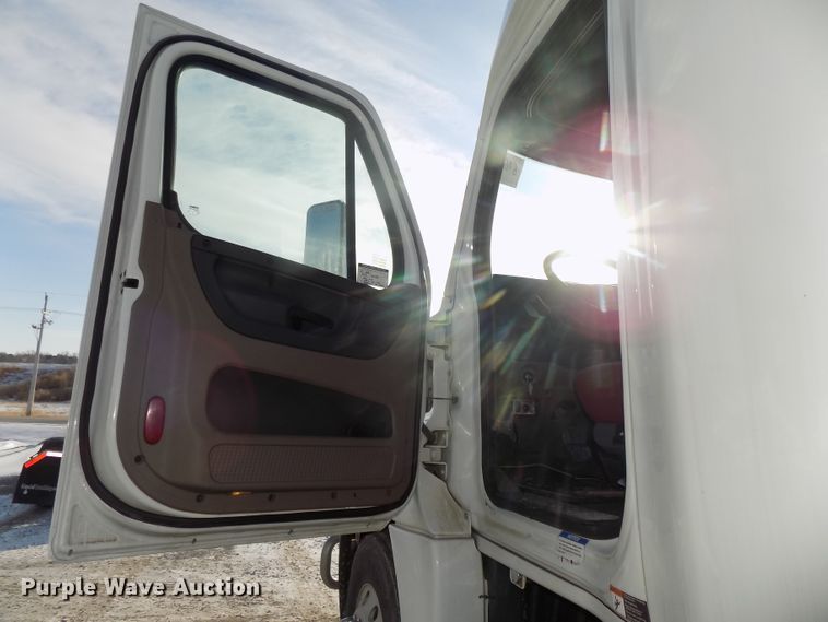 image for item DG2503 2010 Freightliner Cascadia semi truck