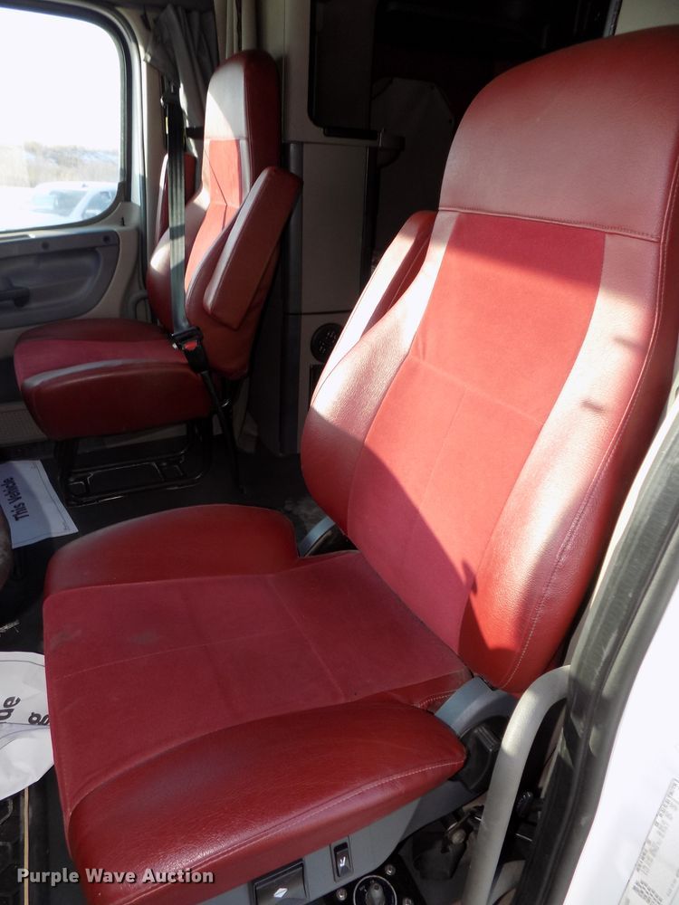 image for item DG2503 2010 Freightliner Cascadia semi truck