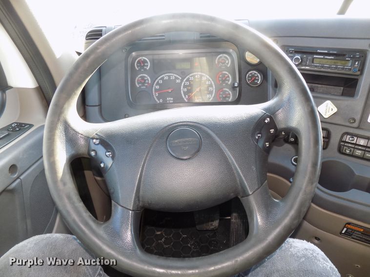 image for item DG2503 2010 Freightliner Cascadia semi truck