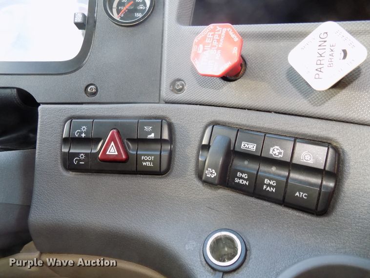 image for item DG2503 2010 Freightliner Cascadia semi truck