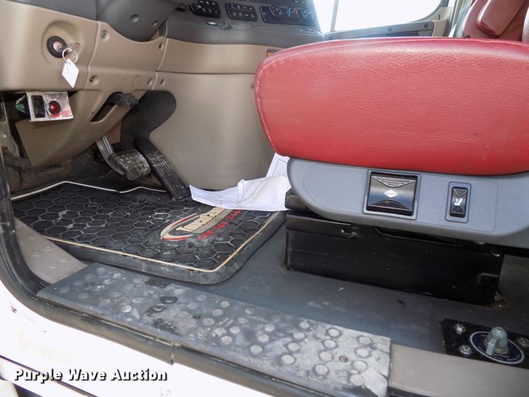 image for item DG2503 2010 Freightliner Cascadia semi truck