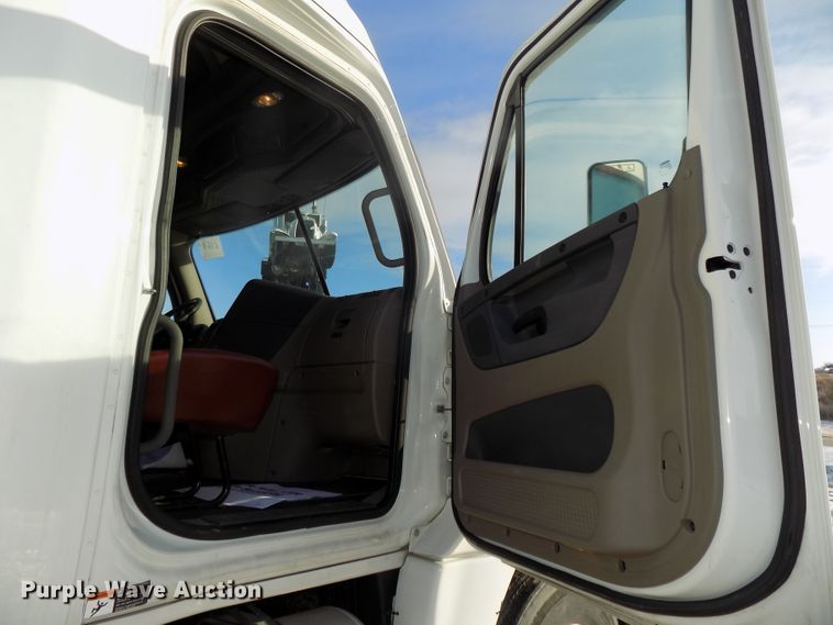 image for item DG2503 2010 Freightliner Cascadia semi truck