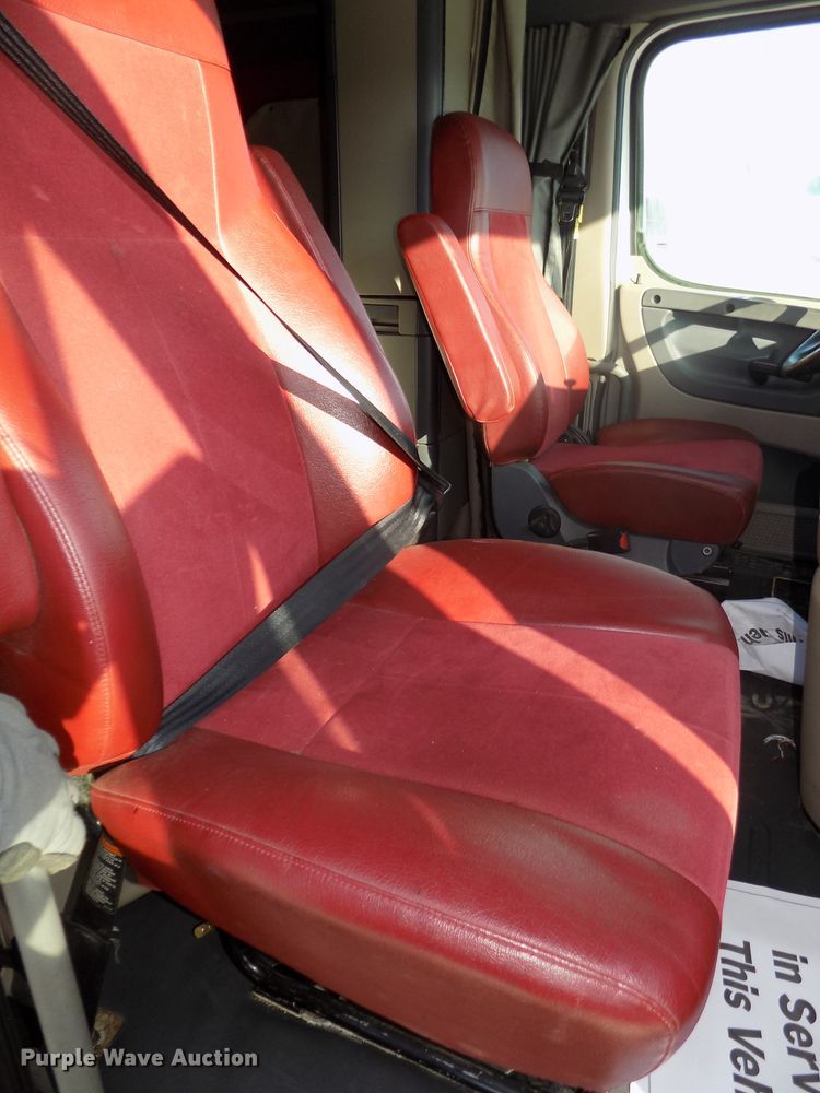 image for item DG2503 2010 Freightliner Cascadia semi truck