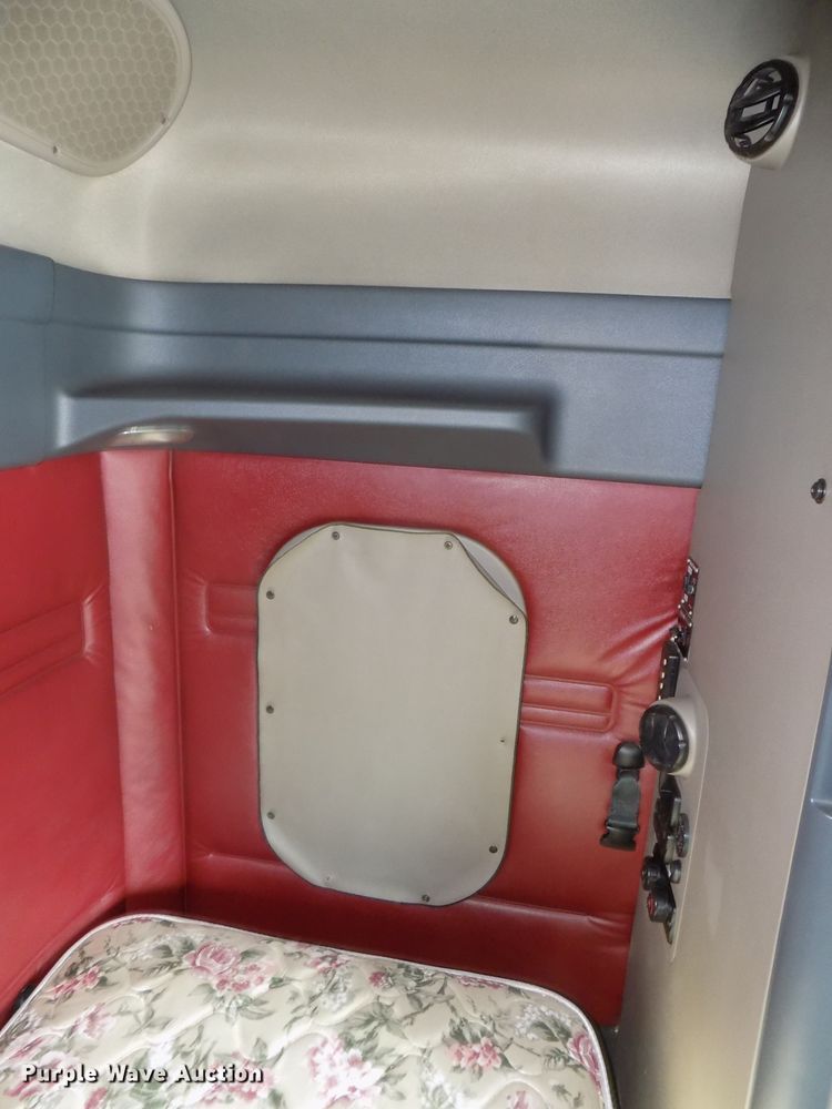 image for item DG2503 2010 Freightliner Cascadia semi truck