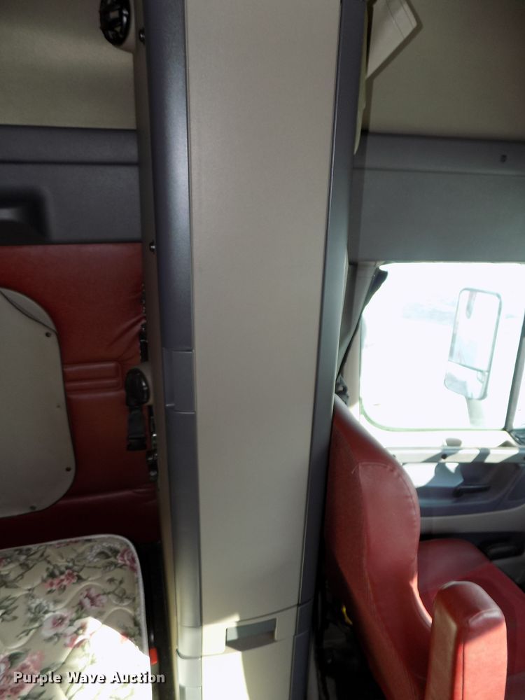 image for item DG2503 2010 Freightliner Cascadia semi truck