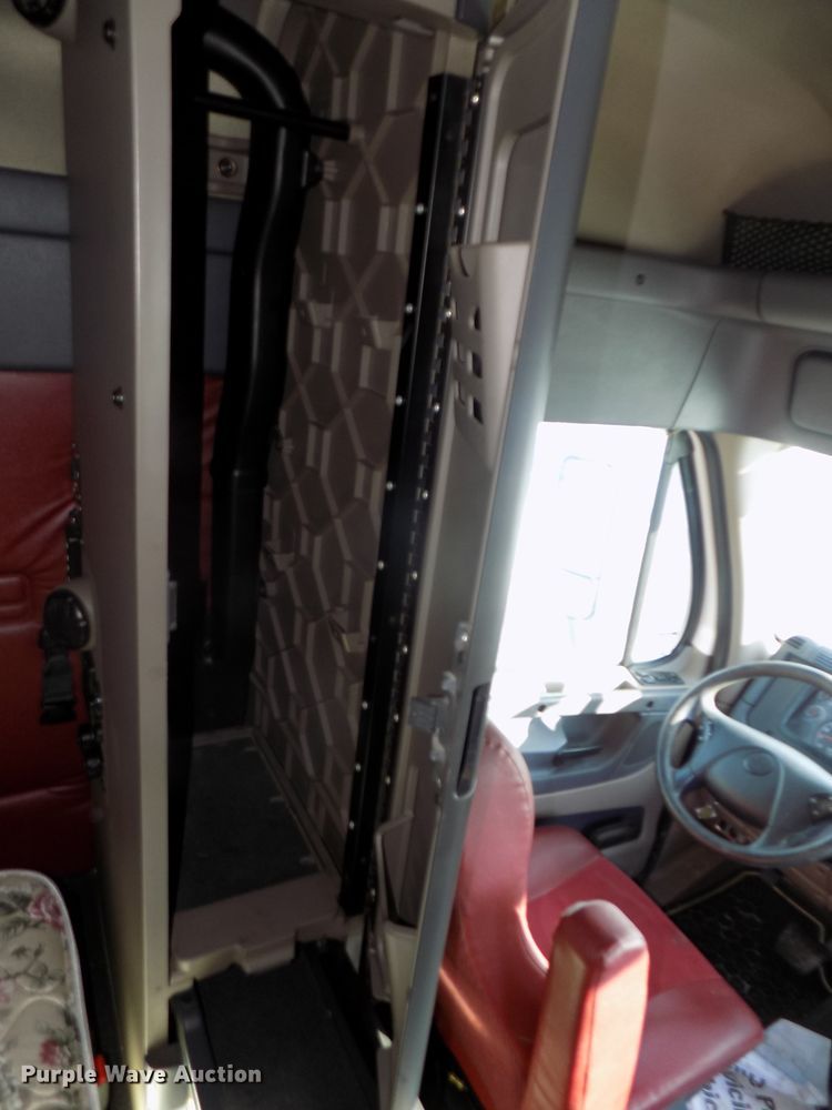 image for item DG2503 2010 Freightliner Cascadia semi truck