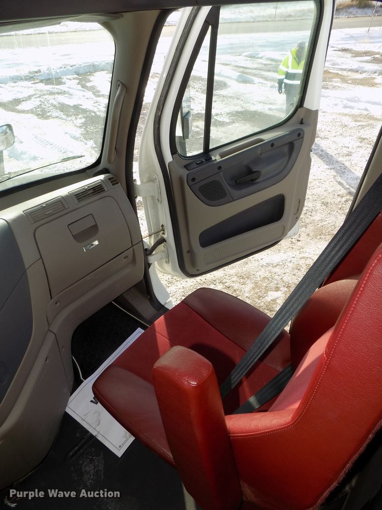 image for item DG2503 2010 Freightliner Cascadia semi truck