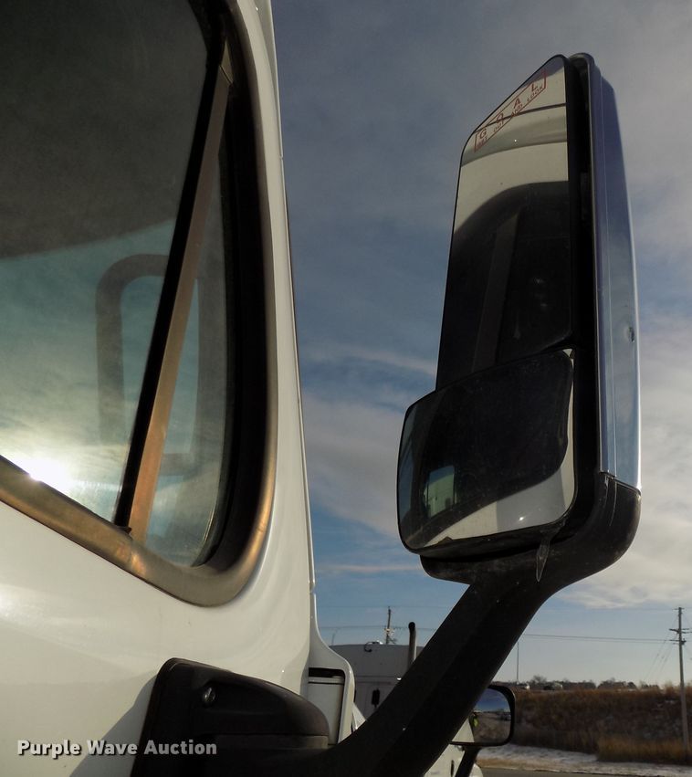 image for item DG2503 2010 Freightliner Cascadia semi truck