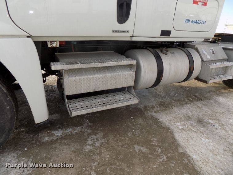 image for item DG2503 2010 Freightliner Cascadia semi truck