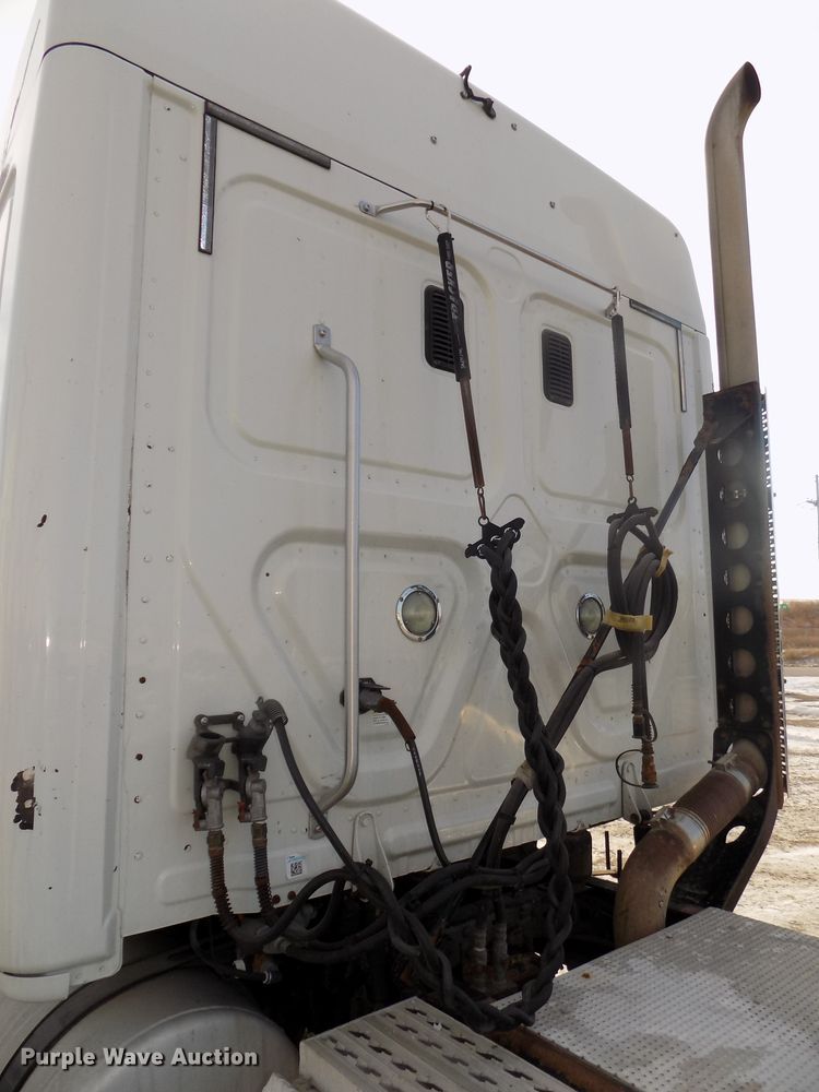 image for item DG2503 2010 Freightliner Cascadia semi truck