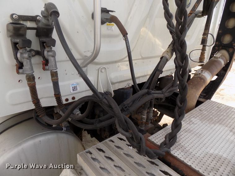 image for item DG2503 2010 Freightliner Cascadia semi truck