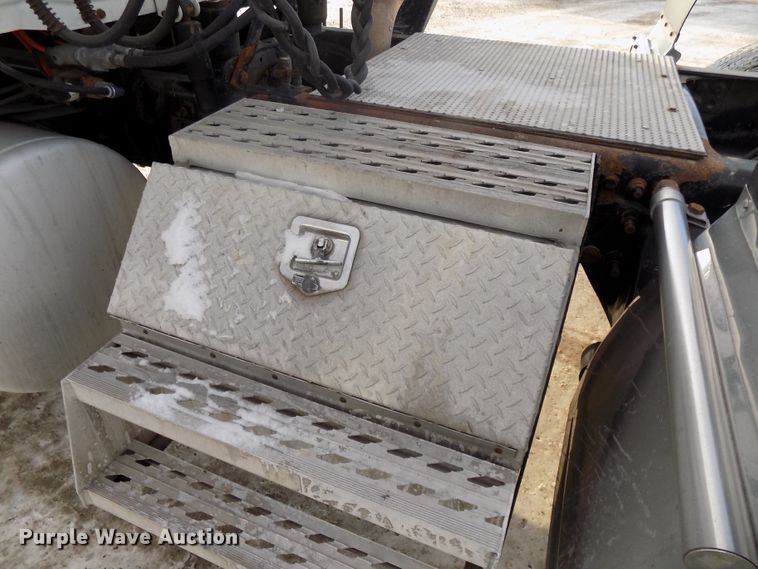 image for item DG2503 2010 Freightliner Cascadia semi truck