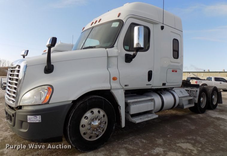 image for item DG2504 2010 Freightliner Cascadia semi truck