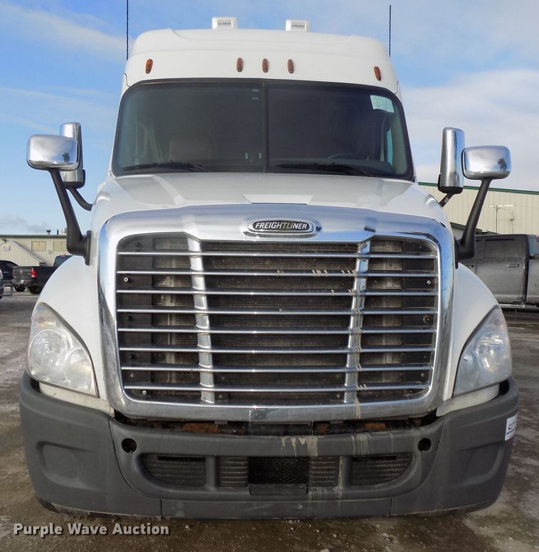 image for item DG2504 2010 Freightliner Cascadia semi truck