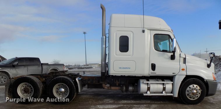 image for item DG2504 2010 Freightliner Cascadia semi truck