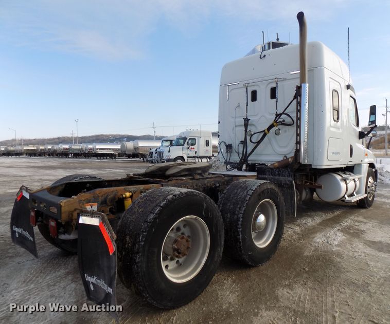 image for item DG2504 2010 Freightliner Cascadia semi truck