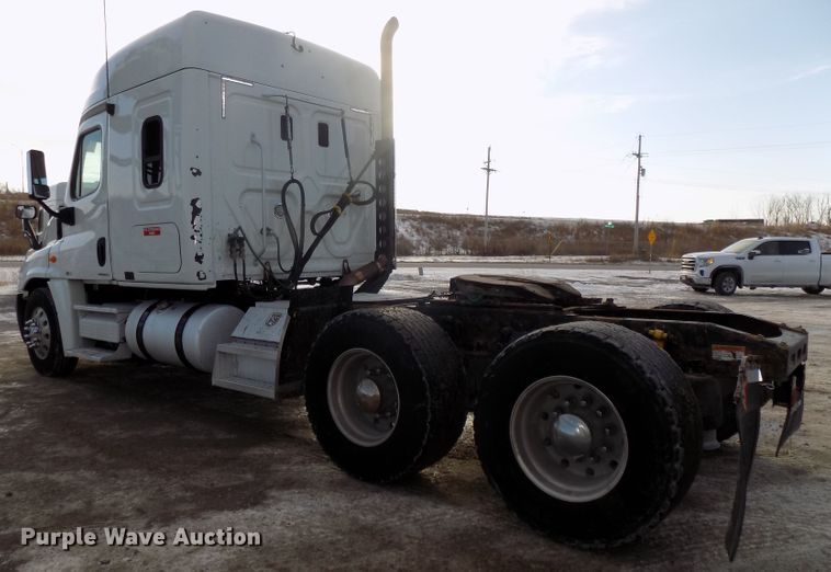 image for item DG2504 2010 Freightliner Cascadia semi truck