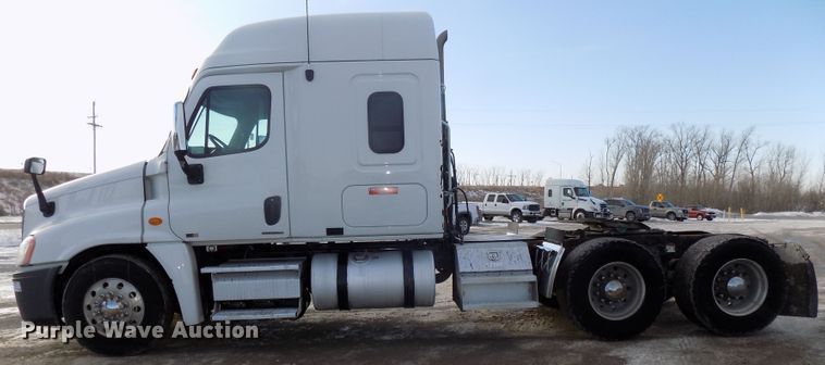 image for item DG2504 2010 Freightliner Cascadia semi truck
