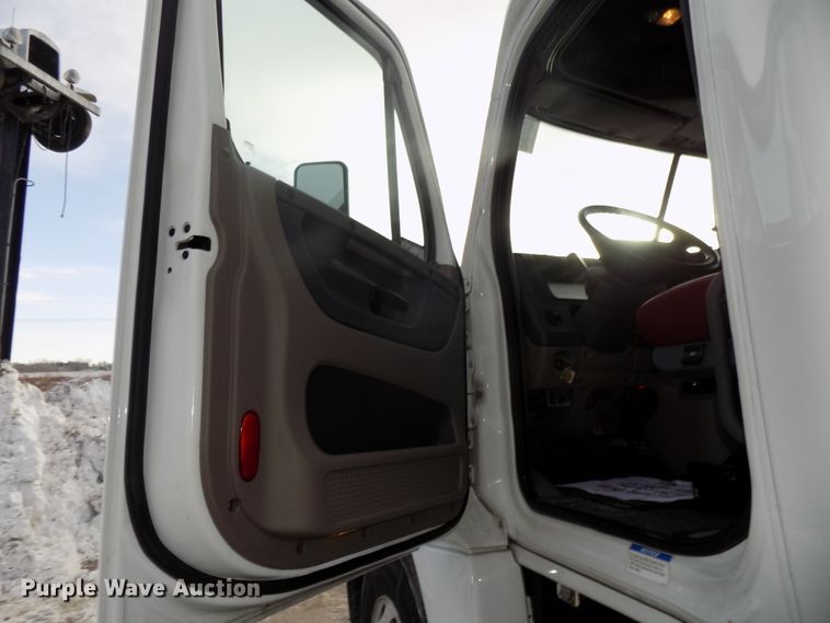 image for item DG2504 2010 Freightliner Cascadia semi truck