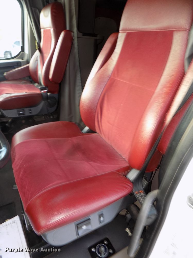 image for item DG2504 2010 Freightliner Cascadia semi truck