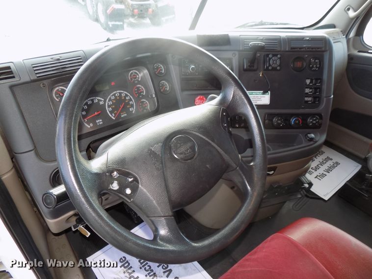 image for item DG2504 2010 Freightliner Cascadia semi truck