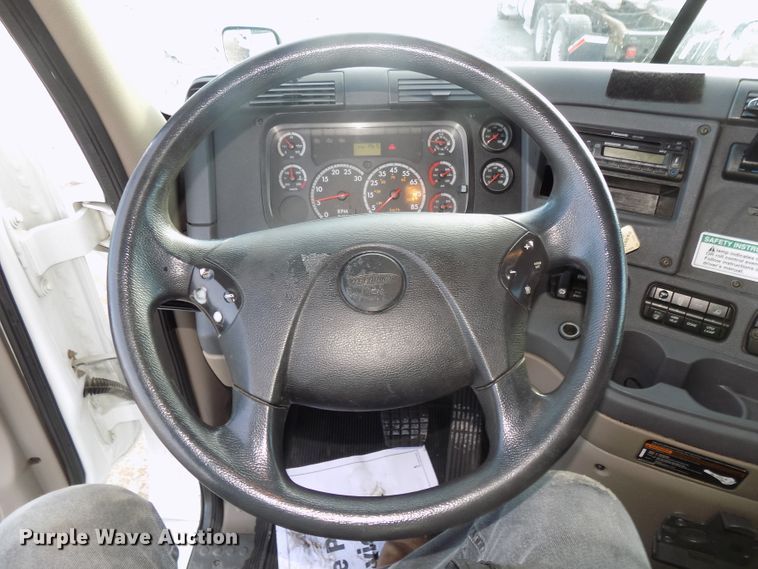 image for item DG2504 2010 Freightliner Cascadia semi truck