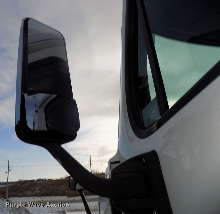 image for item DG2504 2010 Freightliner Cascadia semi truck