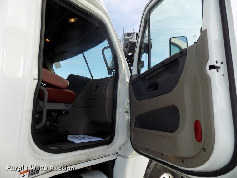 image for item DG2504 2010 Freightliner Cascadia semi truck