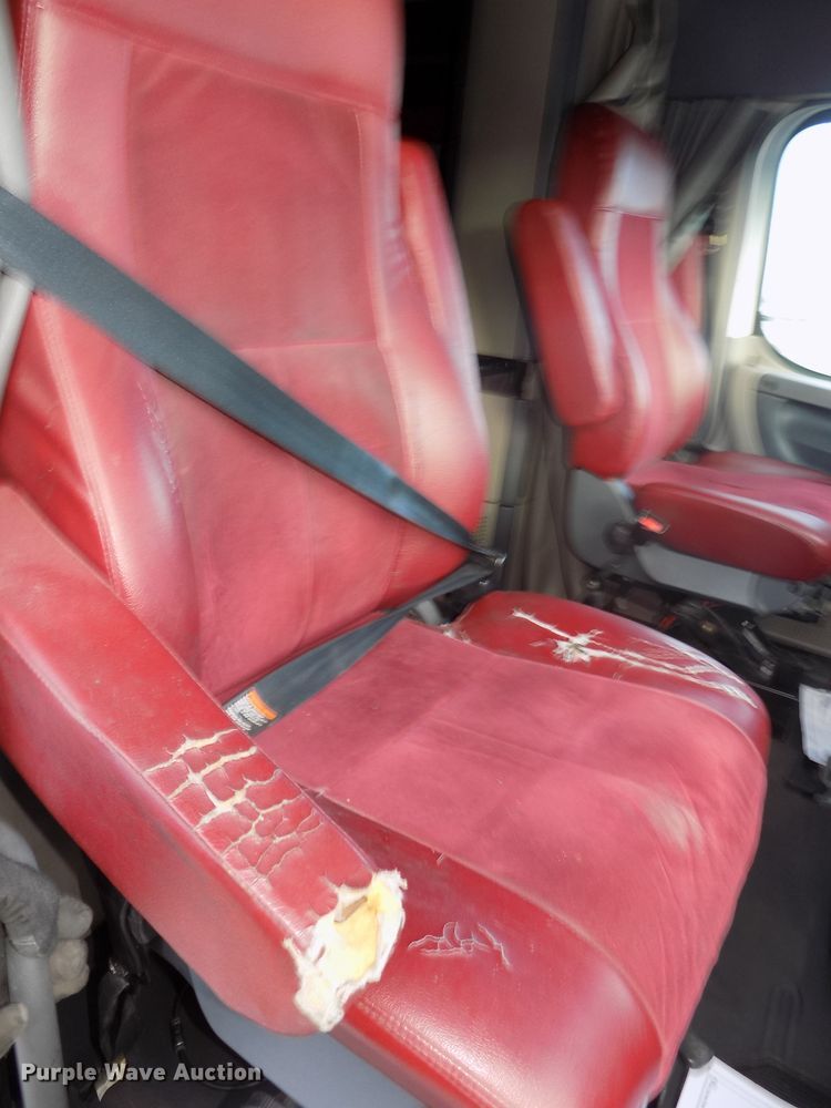 image for item DG2504 2010 Freightliner Cascadia semi truck