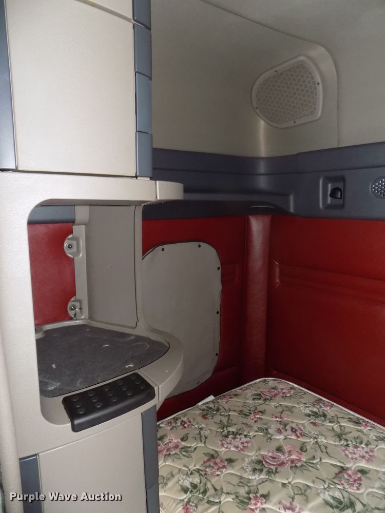 image for item DG2504 2010 Freightliner Cascadia semi truck