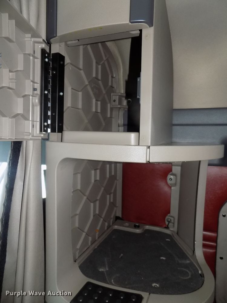 image for item DG2504 2010 Freightliner Cascadia semi truck