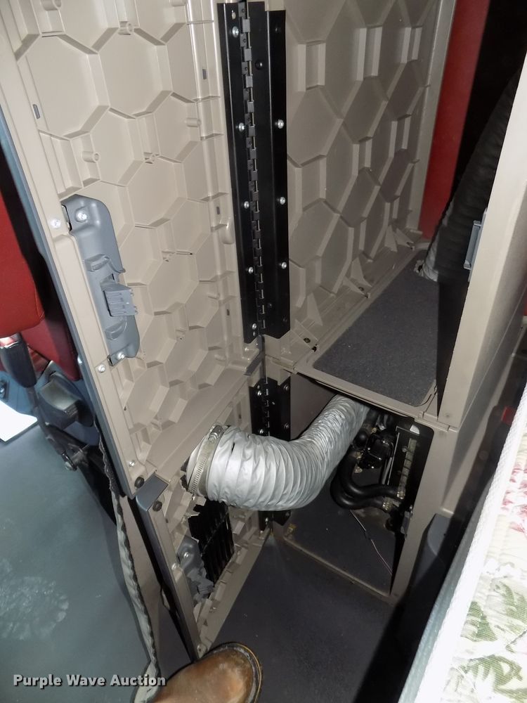 image for item DG2504 2010 Freightliner Cascadia semi truck