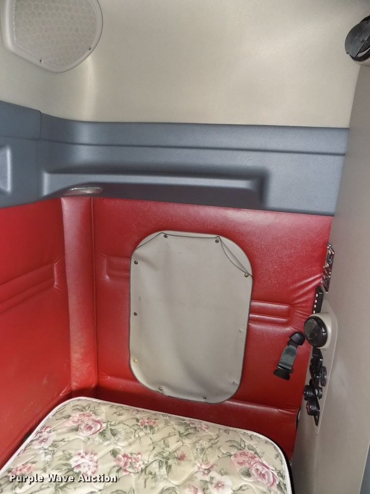 image for item DG2504 2010 Freightliner Cascadia semi truck