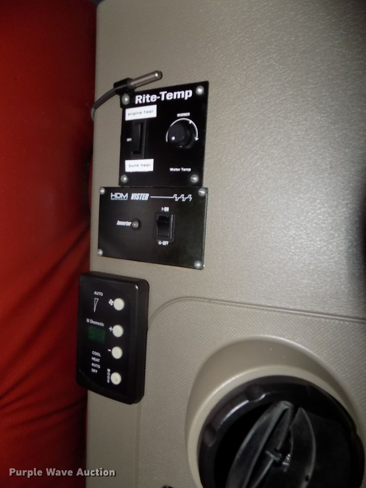 image for item DG2504 2010 Freightliner Cascadia semi truck