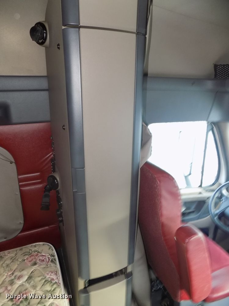 image for item DG2504 2010 Freightliner Cascadia semi truck