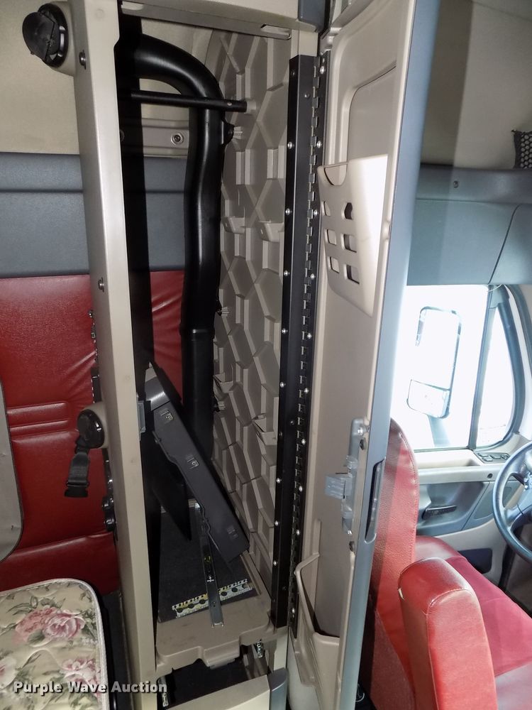 image for item DG2504 2010 Freightliner Cascadia semi truck