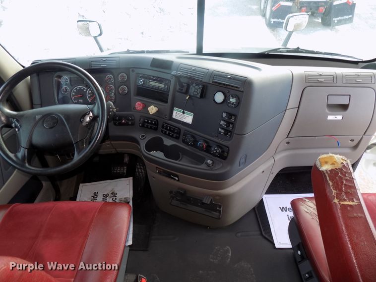 image for item DG2504 2010 Freightliner Cascadia semi truck