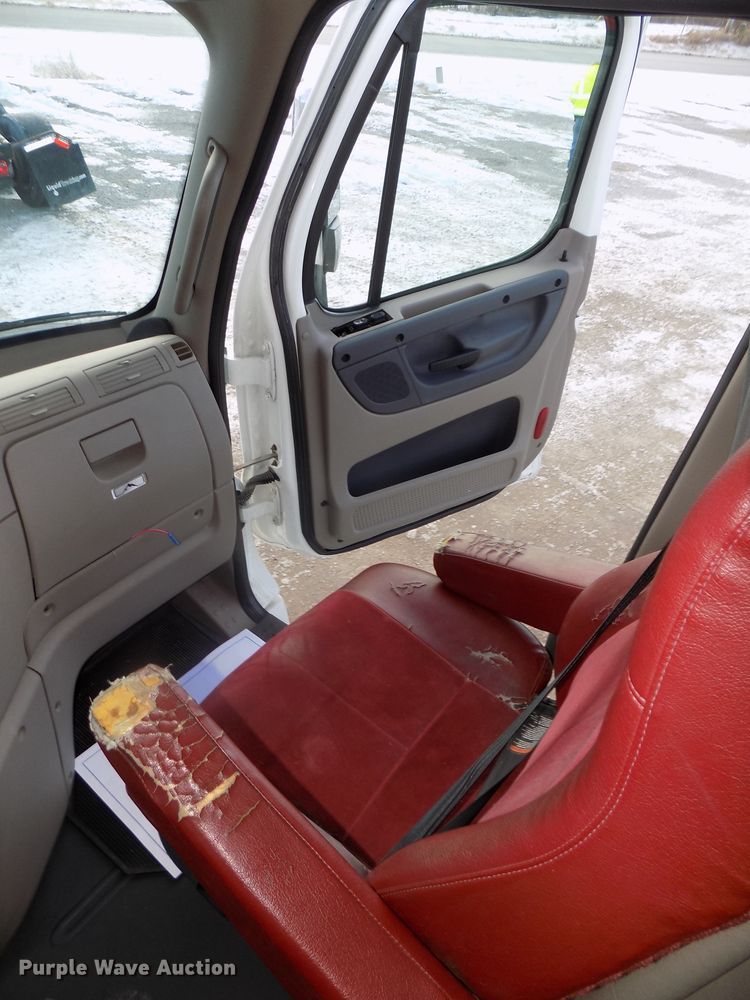 image for item DG2504 2010 Freightliner Cascadia semi truck