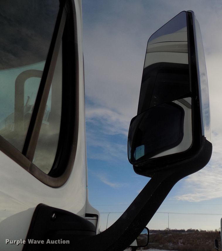 image for item DG2504 2010 Freightliner Cascadia semi truck