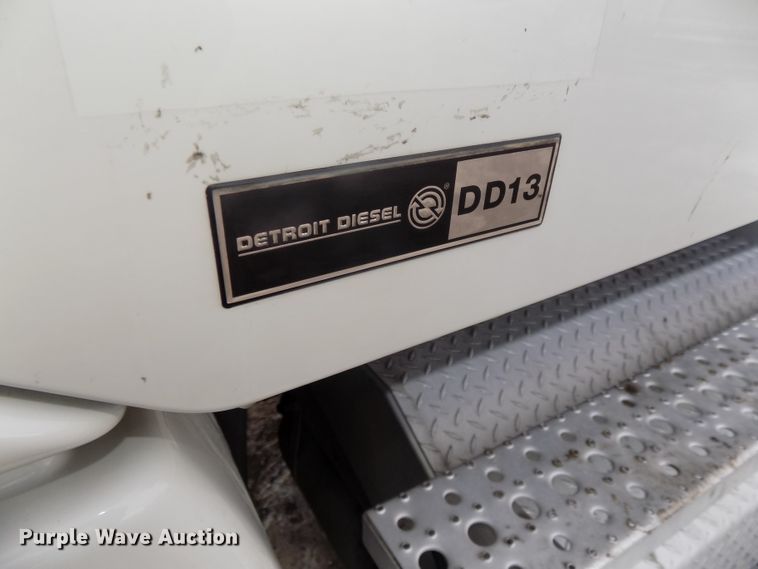 image for item DG2504 2010 Freightliner Cascadia semi truck