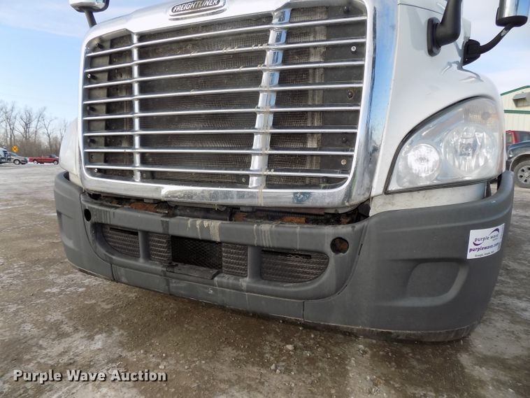 image for item DG2504 2010 Freightliner Cascadia semi truck