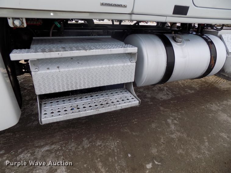 image for item DG2504 2010 Freightliner Cascadia semi truck